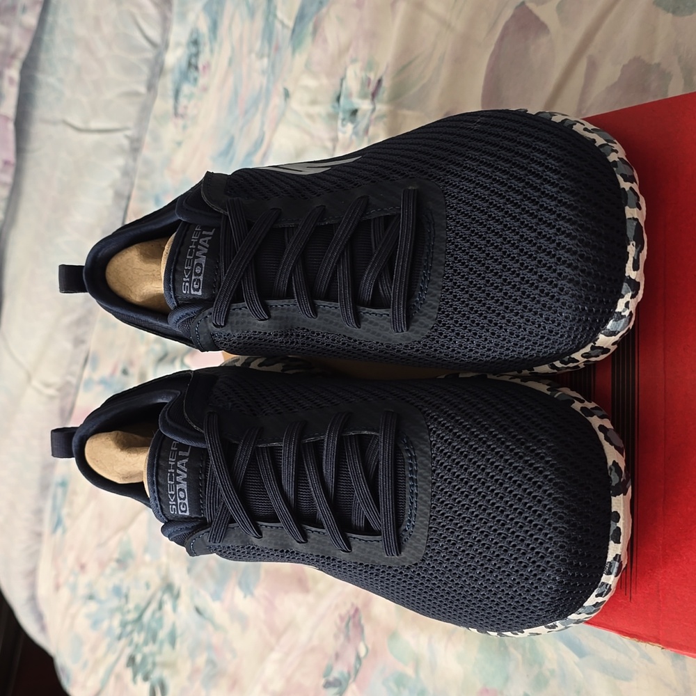 New Women's Slip On Navy Skechers Go Walk Classic Tennis Shoe. Size 8.5 medium